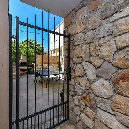 Loro House & Jacuzzi * Posedarje