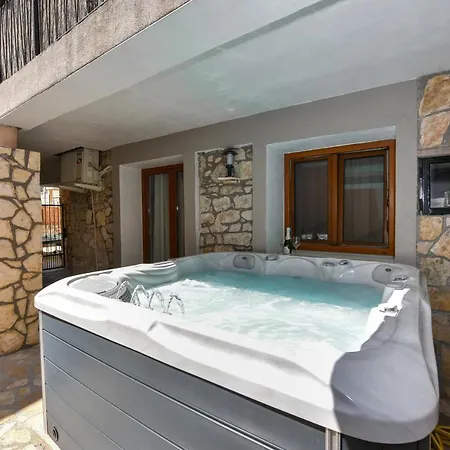Loro With Jacuzzi Posedarje