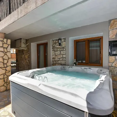 Loro House & Jacuzzi Поседарье
