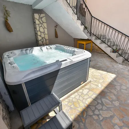 Loro House & Jacuzzi *