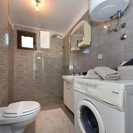 Loro House & Jacuzzi *