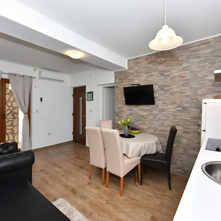 Holiday home Loro With Jacuzzi Posedarje