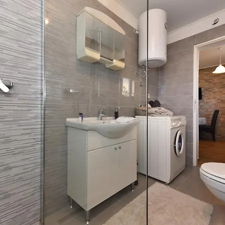 Holiday home Loro With Jacuzzi Posedarje