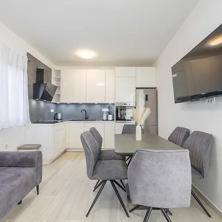Loro House & Jacuzzi Поседарье