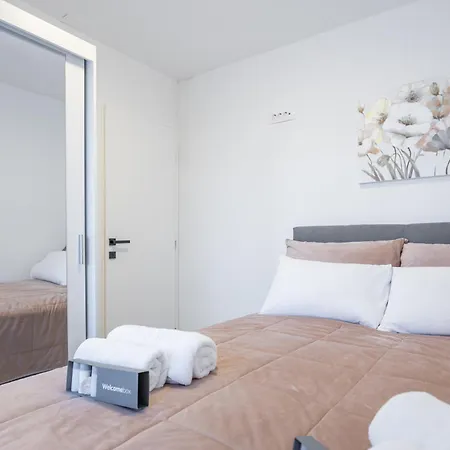 Ferienhaus Loro House & Jacuzzi Posedarje