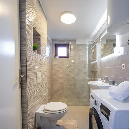 Дом отдыха Loro House & Jacuzzi *