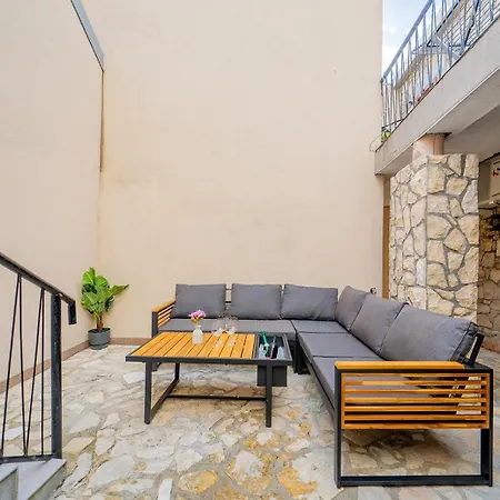 Loro House & Jacuzzi Дом отдыха