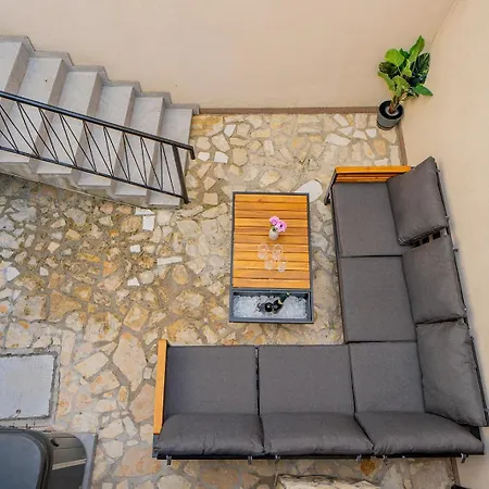 Loro House & Jacuzzi *