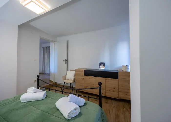 Ferienhaus Loro House & Jacuzzi Posedarje