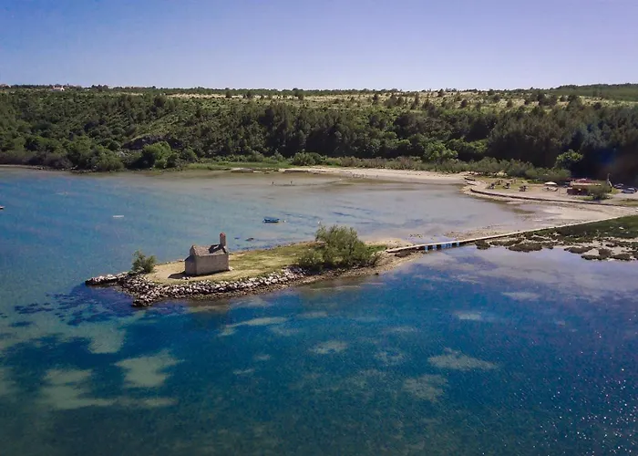 Loro House & Jacuzzi Ferienhaus Posedarje