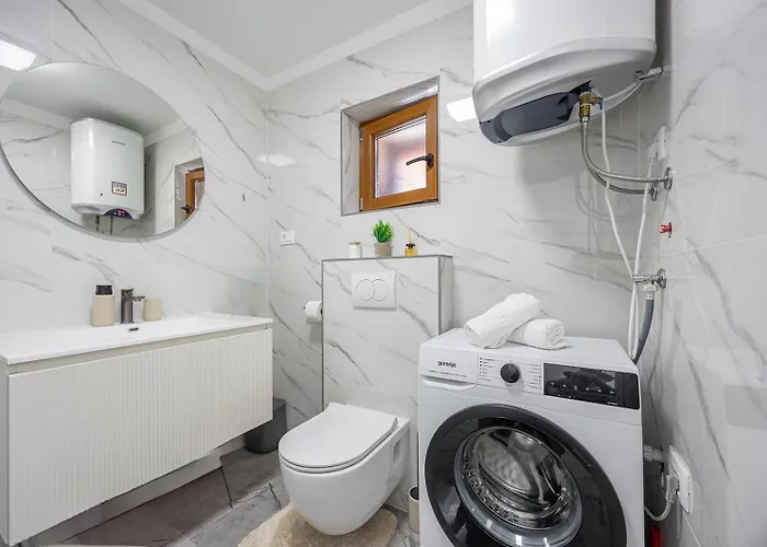 Loro House & Jacuzzi Ferienhaus Posedarje