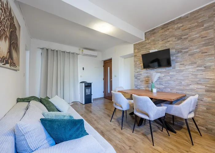 Loro House & Jacuzzi Ferienhaus Posedarje