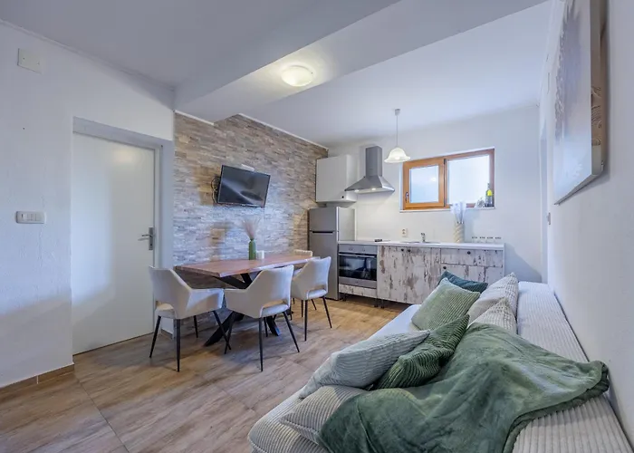 Loro House & Jacuzzi Ferienhaus Posedarje