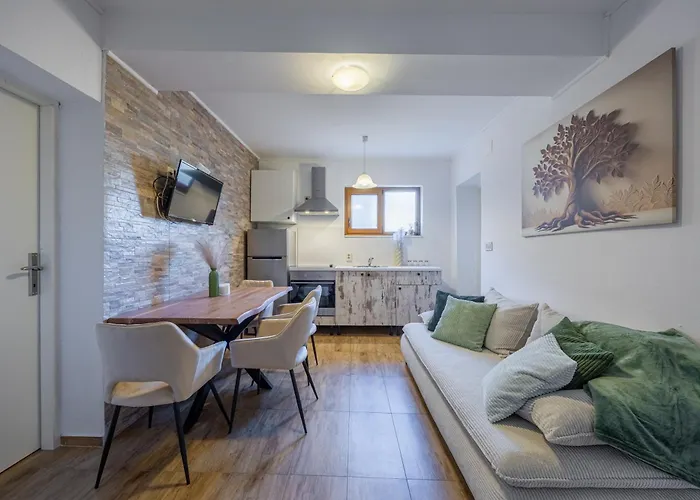 Ferienhaus Loro House & Jacuzzi Posedarje