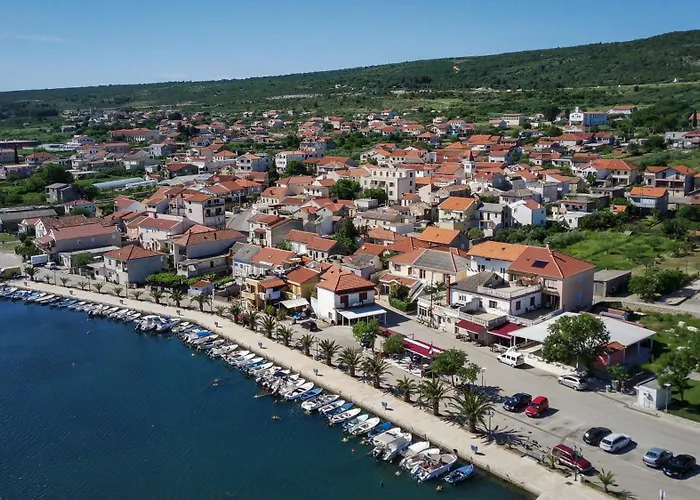 Loro House & Jacuzzi Ferienhaus