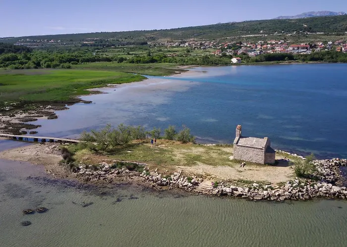 Ferienhaus Loro House & Jacuzzi Posedarje