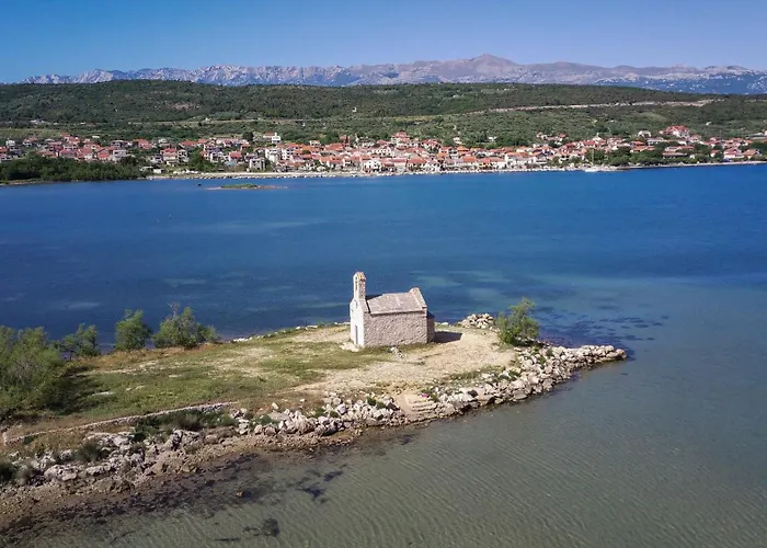 Loro House & Jacuzzi * Posedarje