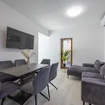 Loro House & Jacuzzi * 珀塞达耶