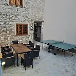 Loro House & Jacuzzi Ferienhaus Posedarje