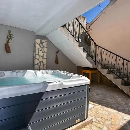 Loro With Jacuzzi
