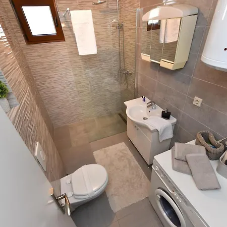 Prázdninový dům Loro With Jacuzzi Posedarje