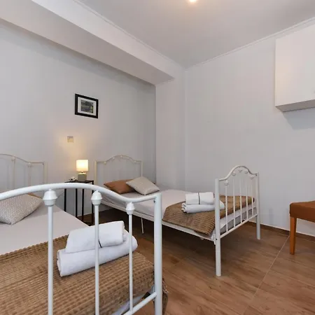 Loro With Jacuzzi Prázdninový dům Posedarje