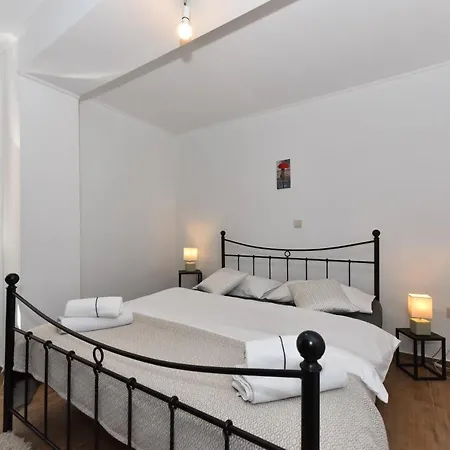 Loro With Jacuzzi Prázdninový dům Posedarje