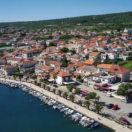 بيت للعطل Loro House & Jacuzzi *