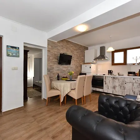 Loro With Jacuzzi Prázdninový dům Posedarje