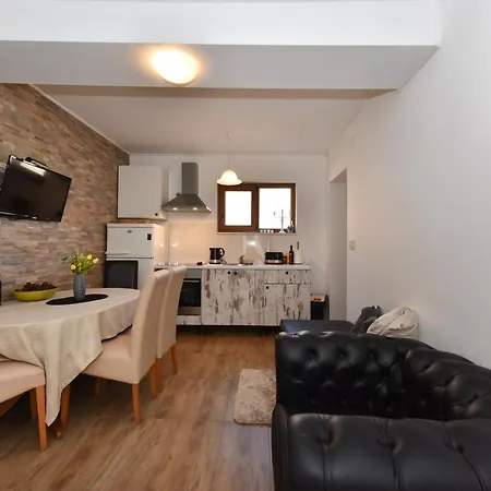 Loro House & Jacuzzi بوسيدارجي