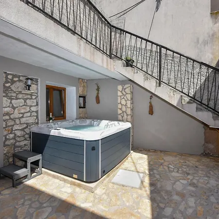 Loro With Jacuzzi Prázdninový dům