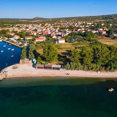 Feriehus Loro With Jacuzzi Posedarje