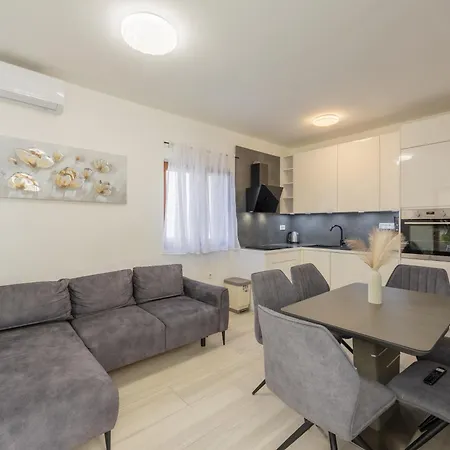 Сasa de vacaciones Loro House & Jacuzzi Posedarje