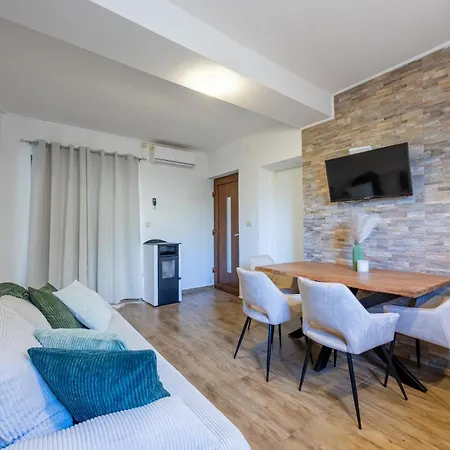 Loro House & Jacuzzi بيت للعطل بوسيدارجي