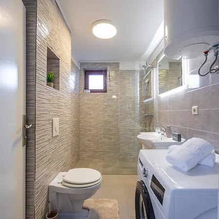 Loro House & Jacuzzi