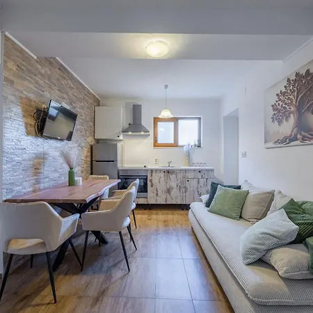 بيت للعطل Loro House & Jacuzzi بوسيدارجي