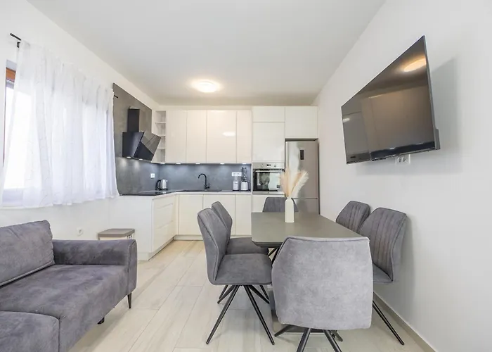 Loro House & Jacuzzi Поседарье